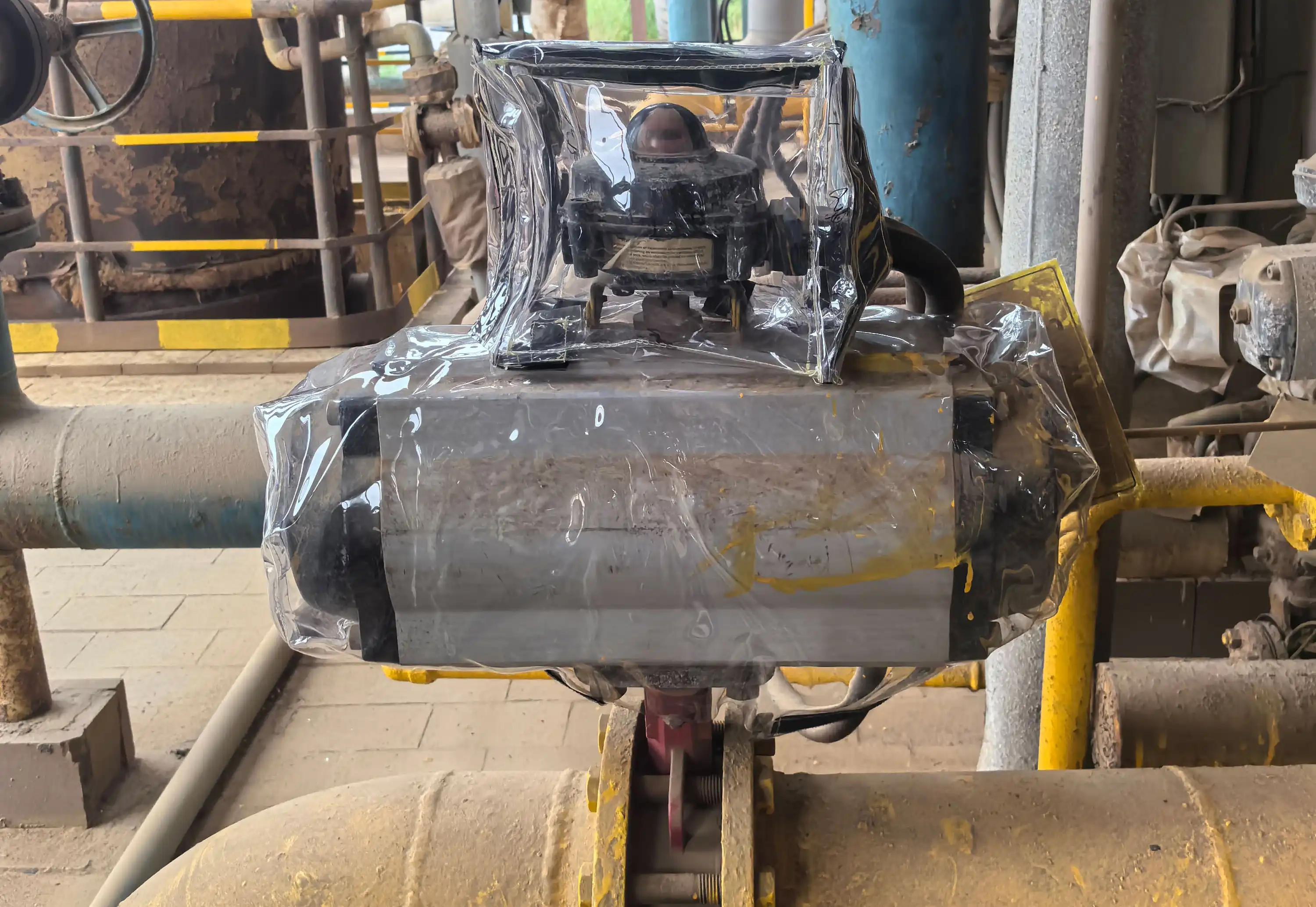 Flange spray shield installed on chemical plant pipeline