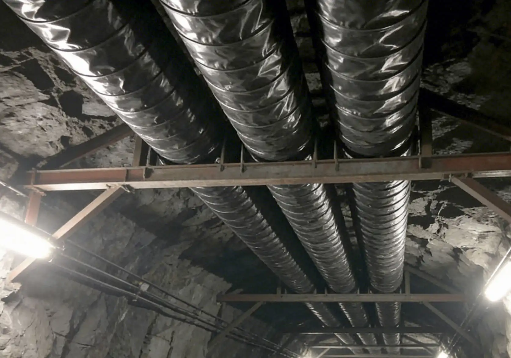 Flexible ventilation duct in underground mining environment