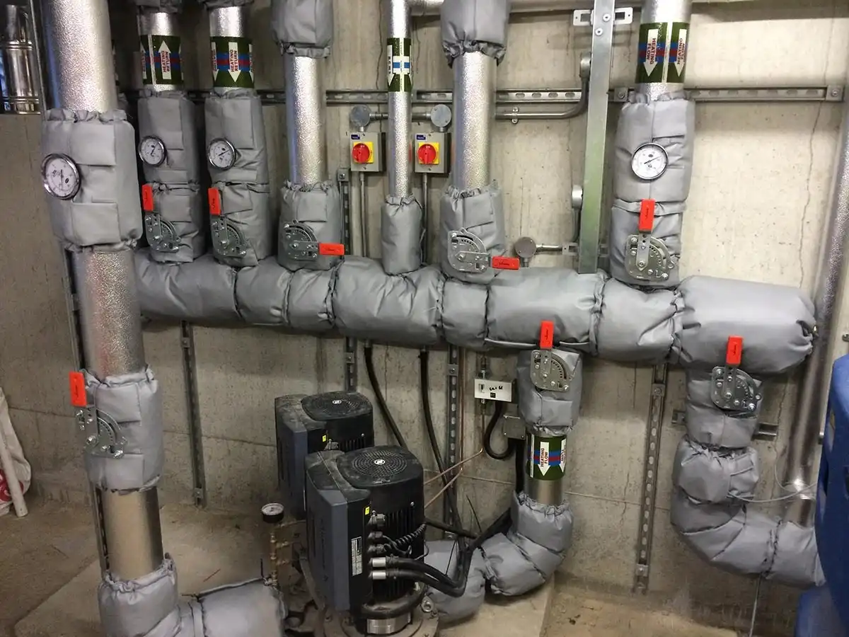 Removable valve insulation cover in petrochemical plant
